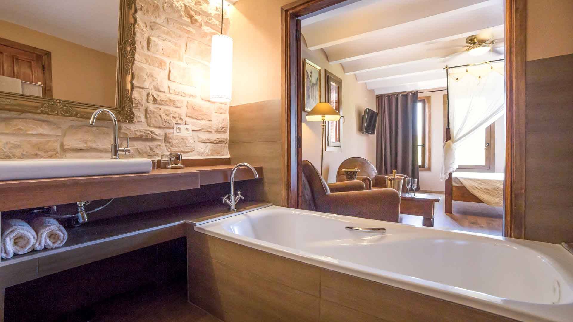 baño con bañera de la suite de finca el tossal