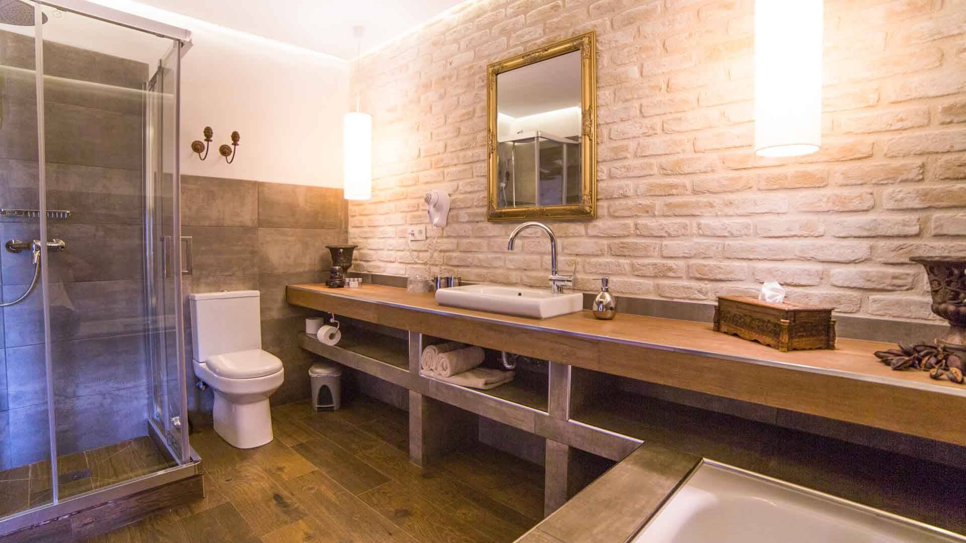 baño de lujo con ducha y bañera